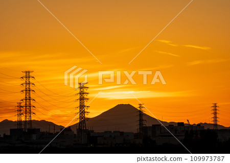“Saitama Prefecture” Watch the sunset over Mt. Fuji from the Arakawa Riverbed 109973787