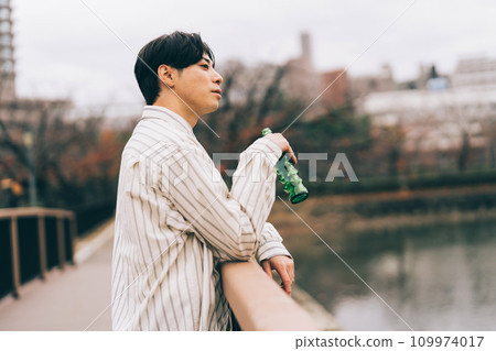 男人在戶外喝酒 109974017