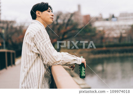 男人在戶外喝酒 109974018