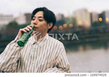 男人在戶外喝酒 109974026