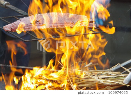 Straw-grilled bonito Straw-grilled bonito 109974035