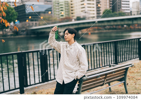 男人在戶外喝酒 109974084