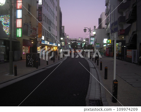 聖誕節前的大瀧鎮後街風景照 109974209