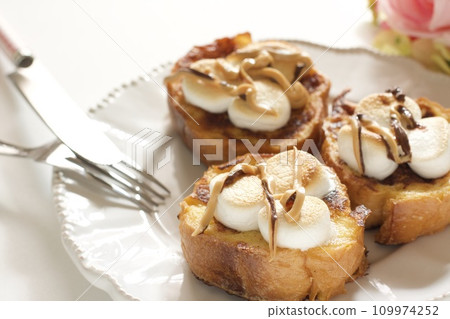 marshmallow french toast 109974252