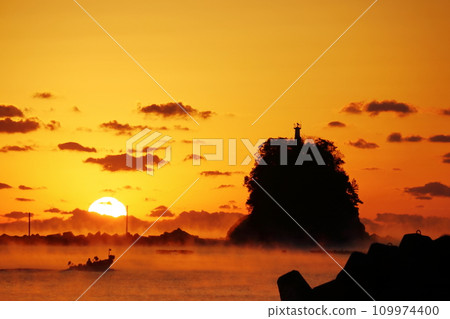 A boat moving through the hair storm (Kochi Prefecture, Nakatosa Town, Futanajima) 109974400