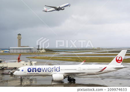 雨天機場，飛機起飛，沖繩縣那霸市 109974633