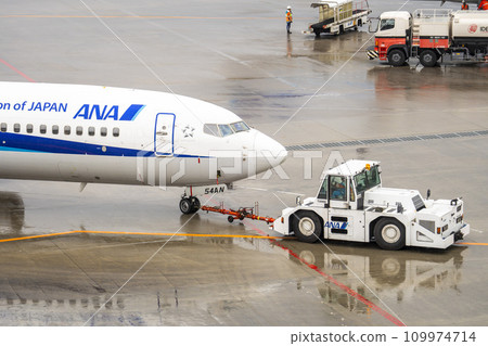 沖繩縣那霸市雨機場、客機和牽引車 109974714