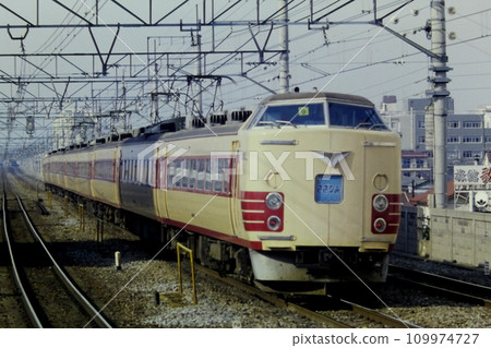 Limited express "Sazanami No. 4", 183 series, Kuha 183-39, etc., at Motoyawata, January 2, 1980 109974727