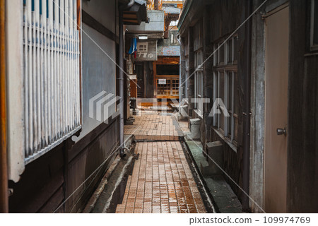 涉大湯/男浴場和瀨名井溫泉入口處的小巷風景【湯田中涉溫泉】 涉大湯/男浴場和瀨名井溫泉入口處的小巷風景【湯田中涉溫泉】 109974769