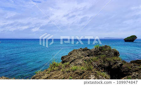 The sea seen from Hotugar on Tsuken Island, Okinawa Prefecture 109974847