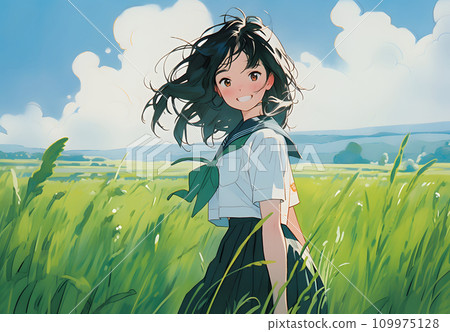 一個穿著水手服的微笑女孩站在綠色的田野裡 一個穿著水手服的微笑女孩站在綠色的田野裡 109975128