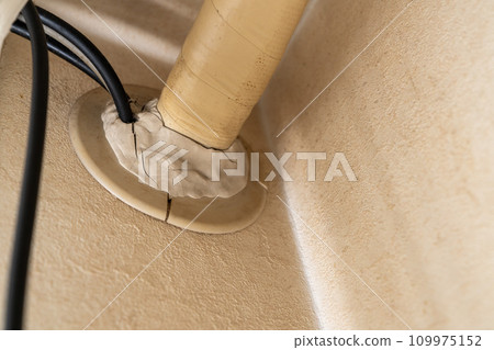 cover the hole in the air conditioner 109975152