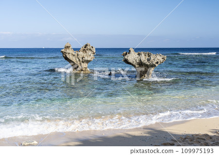 沖繩縣今歸仁村Tinu海灘,漂浮在藍天大海中的心形岩石 沖繩縣今歸仁村Tinu海灘,漂浮在藍天大海中的心形岩石 109975193