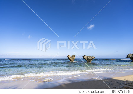 沖繩縣今歸仁村Tinu海灘，漂浮在藍天大海中的心形岩石 109975196