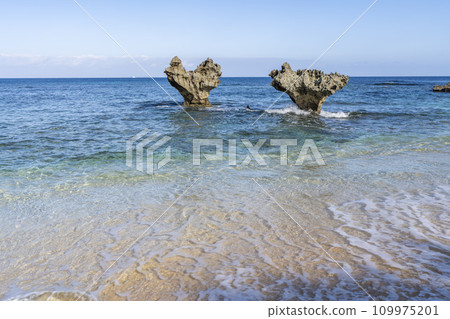 沖繩縣今歸仁村Tinu海灘，漂浮在藍天大海中的心形岩石 109975201