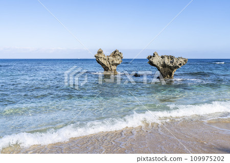 沖繩縣今歸仁村Tinu海灘，漂浮在藍天大海中的心形岩石 109975202