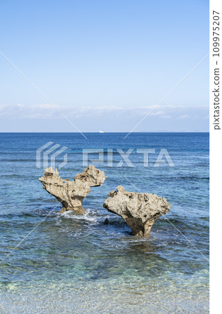 沖繩縣今歸仁村Tinu海灘,漂浮在藍天大海中的心形岩石 沖繩縣今歸仁村Tinu海灘,漂浮在藍天大海中的心形岩石 109975207