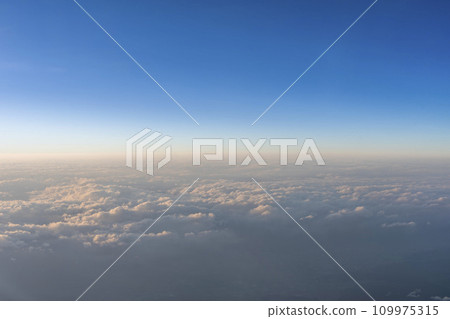 從飛機窗戶看到的藍天和雲海 從飛機窗戶看到的藍天和雲海 109975315
