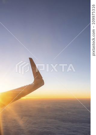 從飛機窗口看到的日落和雲海 從飛機窗口看到的日落和雲海 109975316