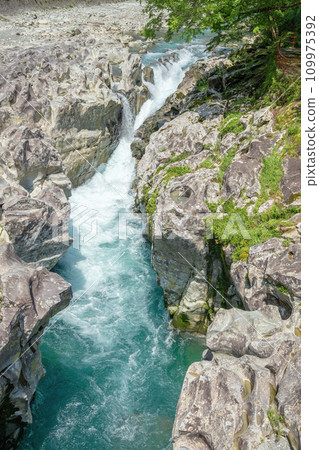 Worship of waterfall 109975392