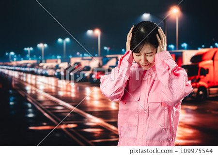 女卡車司機辛苦勞累 女卡車司機辛苦勞累 109975544