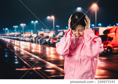 女卡車司機辛苦勞累 女卡車司機辛苦勞累 109975545