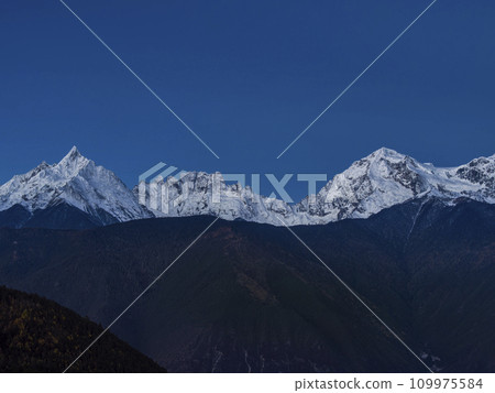 Meili Snow Mountain in Twilight, Yunnan Province, China [Five Crowned Divine Mountains (Jawaringa), Metsumo Peak (Myanmaria, Shennyue Peak)] 109975584