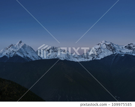 暮色中的梅里雪山，雲南省，中國[五冠神山（賈瓦林加）、梅祖莫峰（緬甸、神女峰）] 109975585