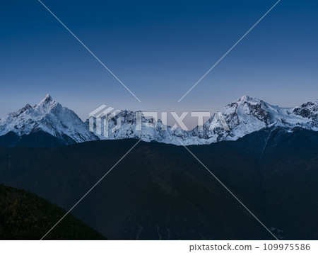 Meili Snow Mountain in Twilight, Yunnan Province, China [Five Crowned Divine Mountains (Jawaringa), Metsumo Peak (Myanmaria, Shennyue Peak)] 109975586