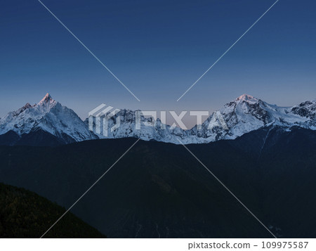 Dawn of Meili Snow Mountain, Yunnan Province, China [Five Crowned Divine Mountains (Jawalinga), Metsumo Peak (Myanmaria, Shennyue Peak)] 109975587