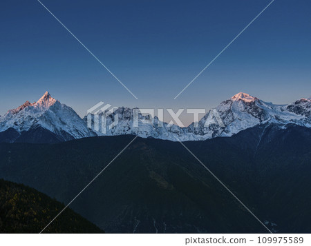 Dawn of Meili Snow Mountain, Yunnan Province, China [Five Crowned Divine Mountains (Jawalinga), Metsumo Peak (Myanmaria, Shennyue Peak)] 109975589