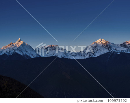 Dawn of Meili Snow Mountain, Yunnan Province, China [Five Crowned Divine Mountains (Jawalinga), Metsumo Peak (Myanmaria, Shennyue Peak)] 109975592