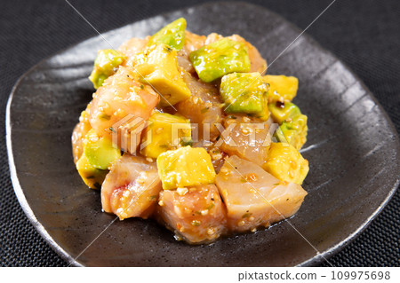 鮪魚酪梨配芝麻醬油 鮪魚酪梨配芝麻醬油 109975698