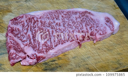 Cook Bungo beef on a cutting board 109975865