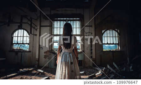 站在廢墟中的女人的後視圖 生成人工智慧 109976647