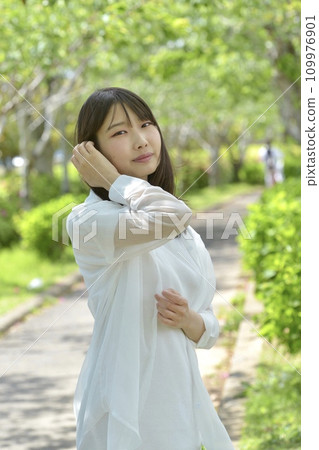 新鮮的綠色公園和年輕女子 109976901