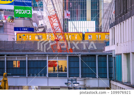 日本東京城市景觀銀座線列車在月台（圓頂）外運行的罕見景象 - 澀谷 Q 前在後 = 22 日 109976921