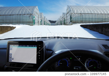 駕駛視角下的汽車試圖爬上陡峭的雪坡 駕駛視角下的汽車試圖爬上陡峭的雪坡 109977145