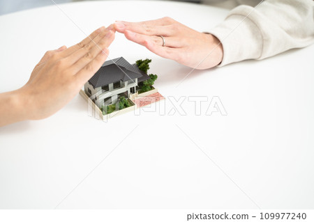 一對夫婦的手保護他們的家 一對夫婦的手保護他們的家 109977240