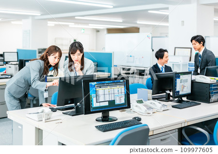 在辦公室工作的年輕商務人士 109977605