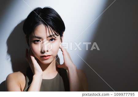 A woman wearing training wear A woman wearing training wear 109977795