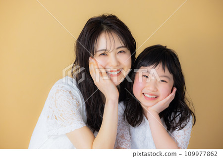 parent and child beauty 109977862