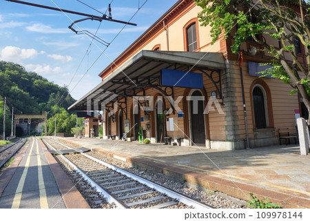 Railway station in Varenna 109978144