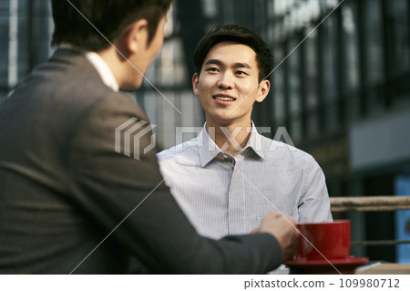 asian business men meeting in outdoor cafe 109980712