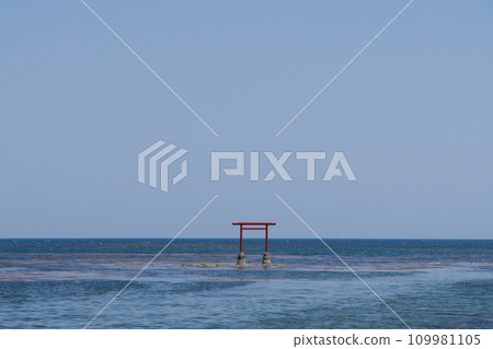 石川縣珠洲市見附島漂浮鳥居的海 石川縣珠洲市見附島漂浮鳥居的海 109981105