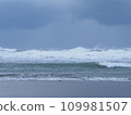 冬季，洶湧的海浪拍打著日本海的海灘 109981507