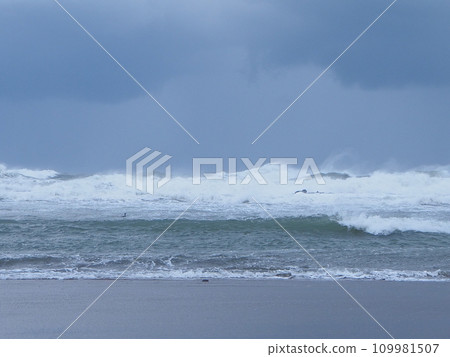 冬季,洶湧的海浪拍打著日本海的海灘 冬季,洶湧的海浪拍打著日本海的海灘 109981507