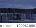 洶湧的海浪拍打著防波堤 109981660