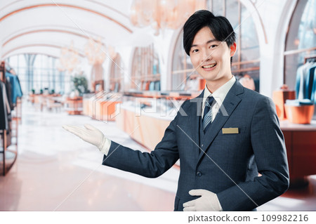 奢侈品牌商店的男員工為顧客服務 109982216