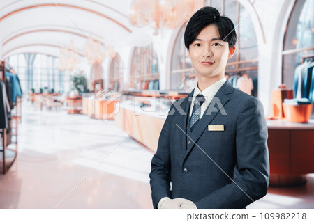 奢侈品牌商店的男員工為顧客服務 109982218